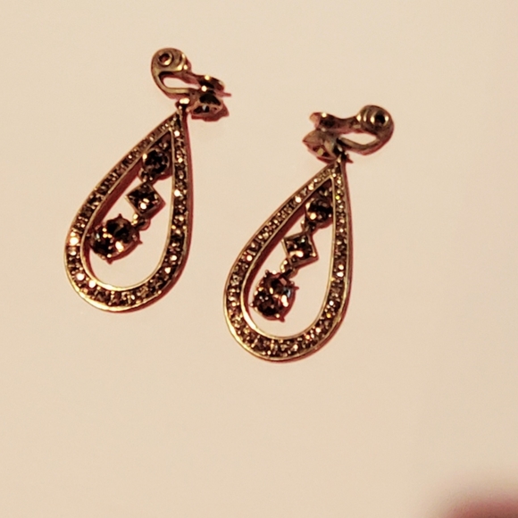 Signed Monet Vintage clip on Earrings! - Picture 6 of 11